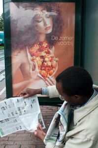 Homme lisant un journal à l